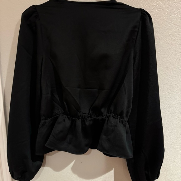 Women’s blouse size medium - Picture 3 of 4